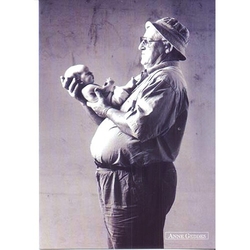 Pohlednice Anne Geddes - dědeček s miminkem