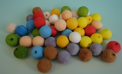 Kuličky z buničiny s dírkou, mix barev, 15 mm, 50 ks