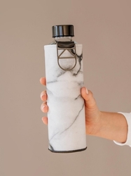 EQUA Mismatch Stone 750 ml, skleněná láhev s koženým obalem