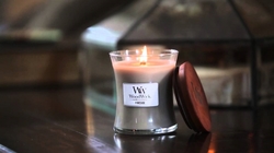 Svíčka keramická oválná váza WoodWick Máslová dýně, 142 g